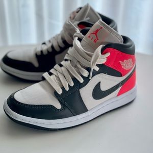 Air Jordan 1 Mid SE